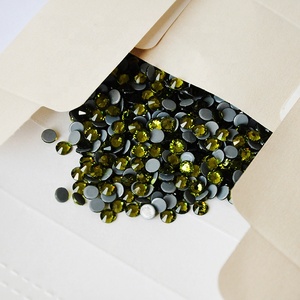 Pegamento de diamantes de imitación de Olivine de cristal para decoración de prendas de vestir, venta al por mayor - Product Image 2