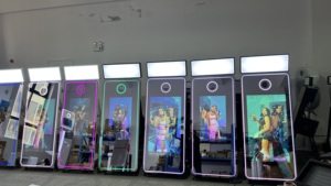 Cabina Fotografica FTV 2026 con Specchio, Schermo LCD Touch da 55 Pollici, Android/Windows, Fotocamera DSLR, Stampa Istantanea, Capacità 15 Persone, Magazzino USA - Product Image 1