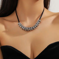 Collier transfrontalier en fausses perles avec pendentif croix et pompon, chaîne de clavicule haut de gamme, style niche exagéré, luxe léger européen et américain