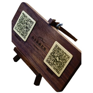 Support d'affichage de code QR en bois de noyer japonais 200x90mm, gravé en laiton, pour affichage vertical sur bureau, idéal pour les commerçants - Product Image 5