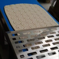 Machine de découpe automatique personnalisable pour beignets, mochi, Berliner, croissants en forme de cœur, avec ligne de production de beignets à la levure PLC
