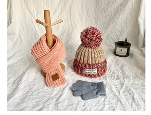 Cappello lavorato a maglia in tinta unita cappello termico Pom Pom berretto medio lavorato a maglia sciarpa per bambini all'ingrosso stile caldo caldo e spesso per bambini