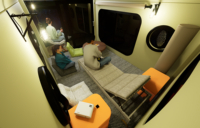 Bateau de plaisance catamaran flottant en plein air, un bateau qui peut offrir un endroit de repos comme une maison, bateau électrique avec cabine aquatique
