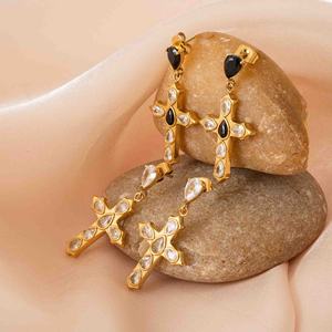 Pendientes de Acero Inoxidable con Baño de Oro Real de 18K Estilo Europeo Americano, Moda Urbana, Cruz con Circonita Negra y Blanca - Product Image 2