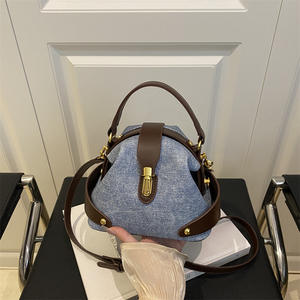 Borsa da Donna alla Moda, Semplice ed Elegante, Adatta per Uso a Tracolla o a Spalla, con Decorazione a Fibbia Metallica. - Product Image 2