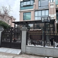 Portail coulissant contemporain en alliage d'aluminium avec grille décorative et moteur électrique pour mur de clôture