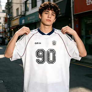 Maillot de football personnalisé en gros ODM, 220g, maille respirante, impression de numéro vieillie, col en V, style streetwear décontracté pour hommes et femmes - Product Image 4