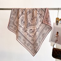 Écharpes carrées pour cadeaux de mariage ODM, personnalisables avec la date du mariage, les noms des couple, l'emballage et leur histoire d'amour