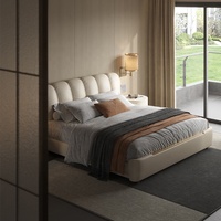 Lit en cuir minimaliste moderne, taille King, tête de lit plissée de luxe en forme de pain, couleur crème, cadre de lit double