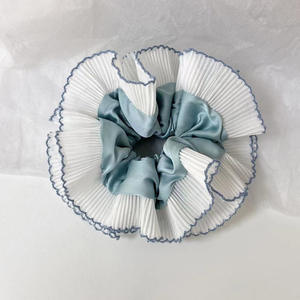 Diadema de Satén con Borde Ondulado Romántico Francés, Banda para el Cabello de Novia Hecha de Tela Romántica - Product Image 4