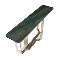 Console de luxe étroite et fine en marbre naturel de designer italien avec base en croix pour entrée, couloir, hall, villa, hôtel