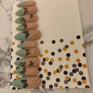 Ongles press-on Mari, style papillon français, gel stiletto, taille moyenne - Product Image 3