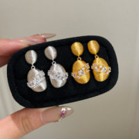Boucles d'oreilles pendantes tendance en zircon cubique plaqué or brossé avec perle, en argent sterling 925, pour fiançailles, mariage, anniversaire ou soirée