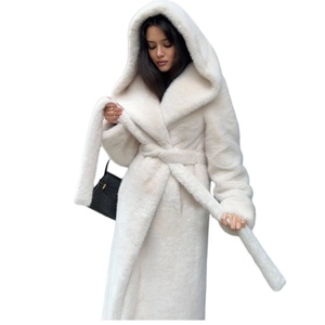 Manteau long à capuche en fausse fourrure pour femme avec ceinture, Trench-coat d'hiver moelleux en fourrure de renard, Manteau chaud et luxueux en gros - Product Image 1