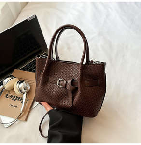 Producto en oferta: Bolso bandolera texturizado de gran capacidad para mujer, bolso tipo cubo multifuncional y moderno - Product Image 5