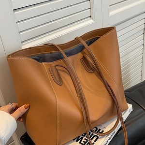 <span class=keywords><strong>Sac</strong></span> fourre-tout spacieux en PU pour femme, tendance 2025 – <span class=keywords><strong>Sac</strong></span> à bandoulière décontracté et minimaliste pour le quotidien, élégant et polyvalent - Product Image 2