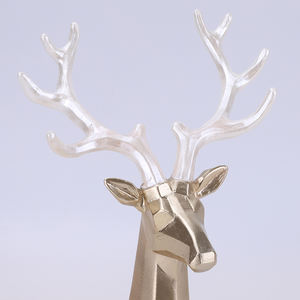 Statuette di Cervi Contemporanee Redeco, Arte in Resina Geometrica, Design Oro e Bianco, Decorazione Natalizia Moderna per Esposizione su Mensole - Product Image 4