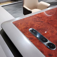 Bureau de direction de luxe en bois grainé en forme de L, grande capacité, avec éclairage d'ambiance LED et prise de courant