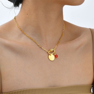 Collar con colgante de disco redondo de circonita pulida de alto brillo con diseño de hebilla de escalada y piedras de cumpleaños de los doce meses - Product Image 2