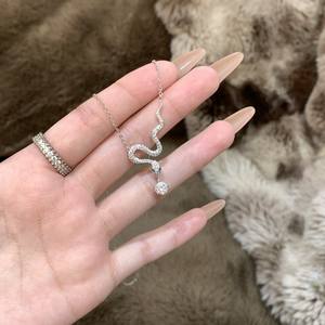 Collar de Serpiente de Plata de Ley S925 con Ojos Verdes, Colgante y Amuleto de Moda Antigua, Joyería Ligera de Estilo Europeo y Americano - Product Image 2