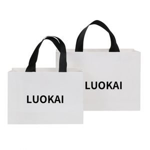 Sacs en papier kraft de luxe en gros avec logo personnalisé, impression sérigraphique, poignées en ruban pour l'emballage de vêtements, chaussures et chaussettes - Product Image 4