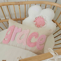 Idée cadeau personnalisée : Housses de coussin faites main avec lettres brodées au poinçon, coussin coloré