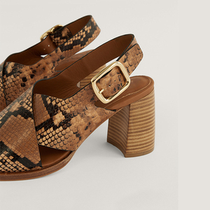 Sandalias retro con correa de hebilla, diseño de piel de serpiente entrecruzada y tacón de madera grueso apilado - Product Image 3