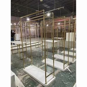 Elegante e Raffinato Espositore in Metallo Oro Rosa per Negozi di Abbigliamento, Arredamento per Esposizione Vestiti, Scaffale Espositivo Dorato - Product Image 2