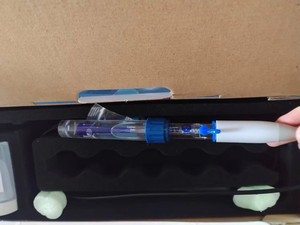 Électrode pH en verre avec capuchon bleu et câble noir pour usage en laboratoire - Product Image 3