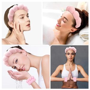 Ensemble de yoga et spa de haute qualité pour femmes avec logo personnalisé, comprenant un nettoyant visage, des bandeaux de soin, un bracelet éponge et des accessoires pour cheveux - Product Image 3