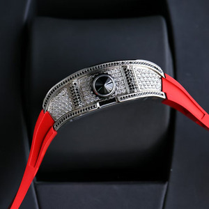 Reloj tourbillon mecánico de alta gama con textura elegante, correa roja de 20 mm con moissanita y diamantes, y indicador de reserva de marcha. - Product Image 4