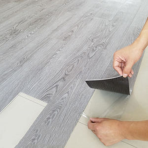 Le <span class=keywords><strong>PVC</strong></span> le moins cher <span class=keywords><strong>de</strong></span> luxe couvre <span class=keywords><strong>de</strong></span> tuiles le plancher en bois imperméable <span class=keywords><strong>de</strong></span> LVT plancher en vinyle auto-<span class=keywords><strong>adhésif</strong></span> - Product Image 5