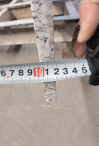 Plan de travail de cuisine en pierre naturelle de granit blanc brumeux à ondulations marines, avec bord arrondi et chanfreiné - Product Image 6