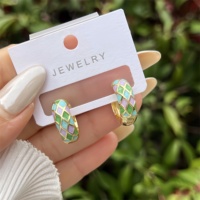 Boucles d'oreilles à la mode en cuivre plaqué or 18 carats dans divers styles pour un usage quotidien des femmes, des cadeaux élégants et rétro