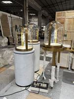 Vitrine d'exposition en forme de cloche dorée sur piétement, avec éclairage LED et base cannelée en marbre, pour bijoux, montres, parfums, boutiques et commerces de détail