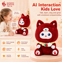 Peluche chat rouge foncé AI, assis, qui bouge la queue, collier fraise marguerite, visage ABS, clonage vocal, 50+ langues, mémoire longue durée