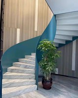 Escalier intérieur courbé avec marches en marbre et garde-corps en verre, design moderne, utilisation intérieure, construction durable