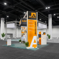Stand d'exposition rétroéclairé attrayant pour salon professionnel, personnalisable, avec caisson lumineux SEG de 10 pieds, bannières suspendues et comptoirs