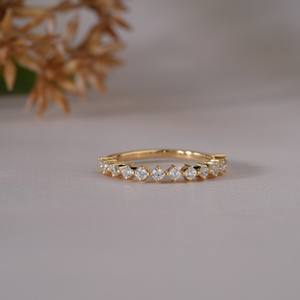 Bague élégante en or demi-éternité avec pierres rondes scintillantes transparentes, design classique de luxe pour femme, idéale pour les soirées et comme cadeau. - Product Image 5