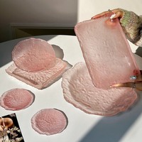 Roze onregelmatige ijsplateau in stijlvolle huishoudelijke uitvoering, exquisiete hoogwaardige dim sum schaal, fruitcake dessert glazen schaal