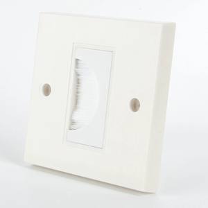 Plaque murale de taille 86 (Royaume-Uni) avec <span class=keywords><strong>brosse</strong></span> semi-circulaire pour passage de câble, fabriquée en Chine, plaque murale de passage de câble 1 gang - Product Image 3