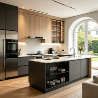 Meuble de cuisine en contreplaqué de bois naturel pleine hauteur sur mesure, en forme de L, avec comptoir de cuisson et rangement intégré pour les épices, idéal pour villa moderne