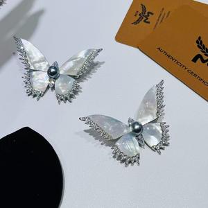 Pendientes de Mariposa con Conchas de Abulón Coloridas y Circonita, Broches de Moda de Estilo Bosque de Cristal Plateado de Alta Gama Dinámicos - Product Image 3