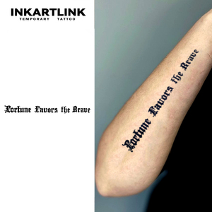 Tatuaje Semipermanente con Frase <span class=keywords><strong>de</strong></span> la Fortuna Favorece a los Valientes, Extracto <span class=keywords><strong>de</strong></span> Gardenia, Duración <span class=keywords><strong>de</strong></span> 2 Semanas, Resistente al Agua, <span class=keywords><strong>Letras</strong></span> Góticas - Product Image 2