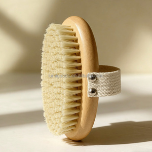 فرشاة جسم خشبية بشعار مخصص وشعيرات نايلون، تصميم بيضاوي بسيط للتدليك والتقشير أثناء الاستحمام وتنظيف البشرة الجافة - Product Image 1