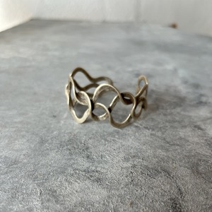 Bracelet ouvert en métal ondulé entrelacé en argent poli pour femmes, à porter pour les fêtes - Product Image 1