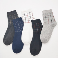 Jingwen Vente en gros 3 paires de chaussettes quatre saisons simples couleur unie mi-tube affaires décontracté polyester coton hommes boîte cadeau