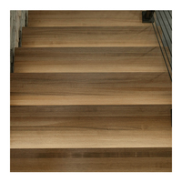 Escalier droit mono-rampe avec garde-corps personnalisé en acier et verre, composants en bois naturel, escalier intérieur moderne pour appartement