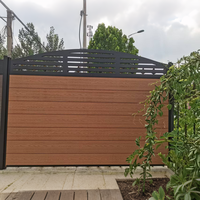Panneau d'écran de confidentialité incurvé en WPC avec motif découpé, design arqué, résistant aux intempéries, installation facile pour la zonification des jardins et des patios