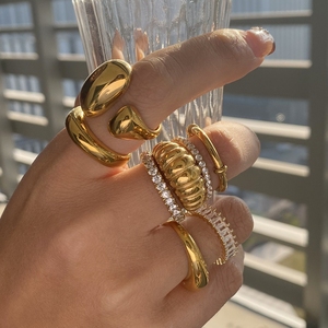 Anillo de Acero de Titanio con Circonita Europeo y Americano, Joyería de Lujo de Alta Gama que No se Destiñe, Acero Inoxidable Transfronterizo - Product Image 1